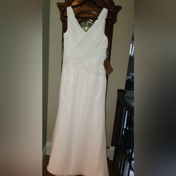 Beautiful, long,white gown, with V neck & V back, pleated rouched effect bodice. - Picture 2 of 3